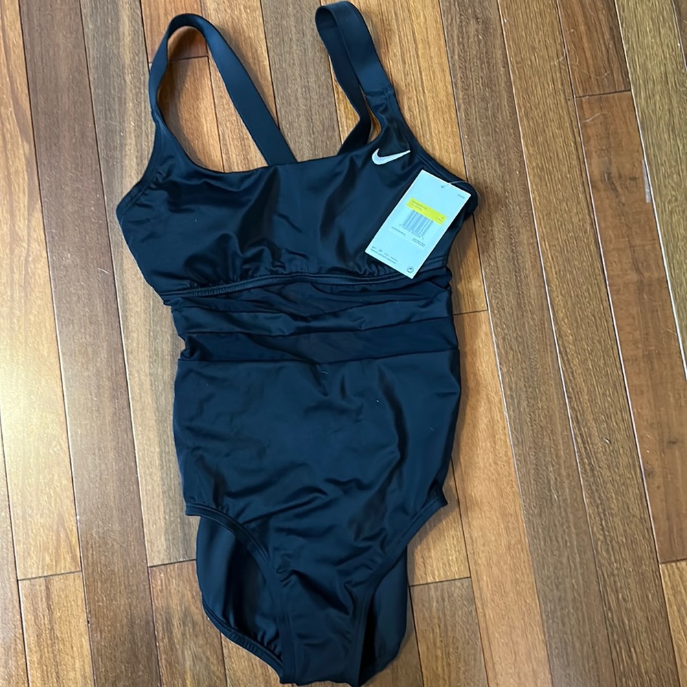 Nike one piece Woman’s Bathing suit size Small NWT